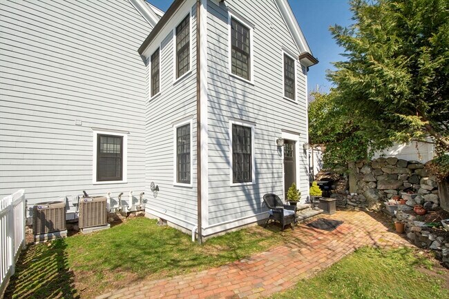 Building Photo - 108-110-110 Elm St