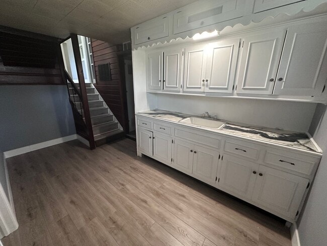 Building Photo - $1445 - 3 bedroom/ 1.5 bathroom - Beautifu...