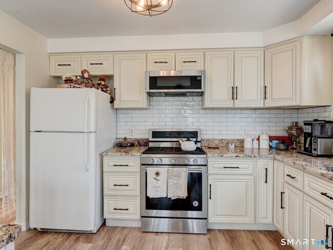 Building Photo - 355 Ledge Dr