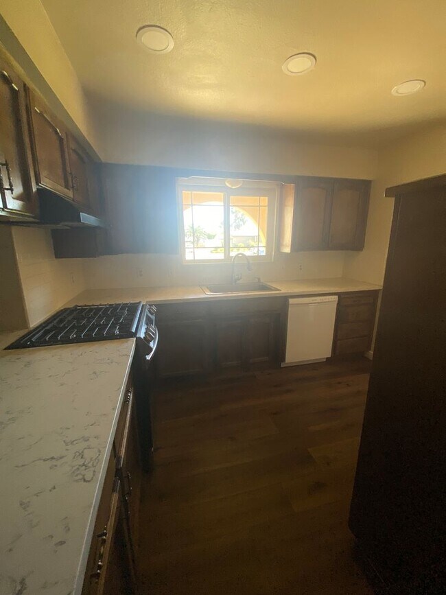 Building Photo - Spacious home in Northeast Hanford, central air, quiet cul-de-sac lot!