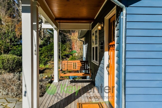 Building Photo - Executive Style 5 Bedroom with Garage and Outdoor Space