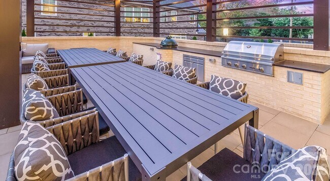 Building Photo - 2426 Vail Ave