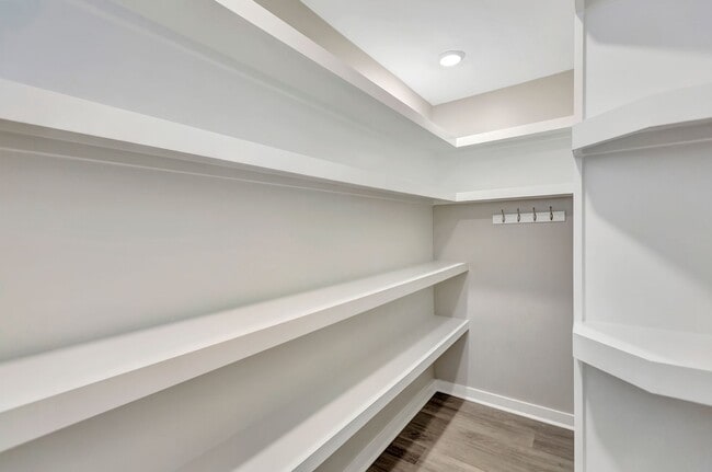 Building Photo - Completely Renovated Gem in Park Circle