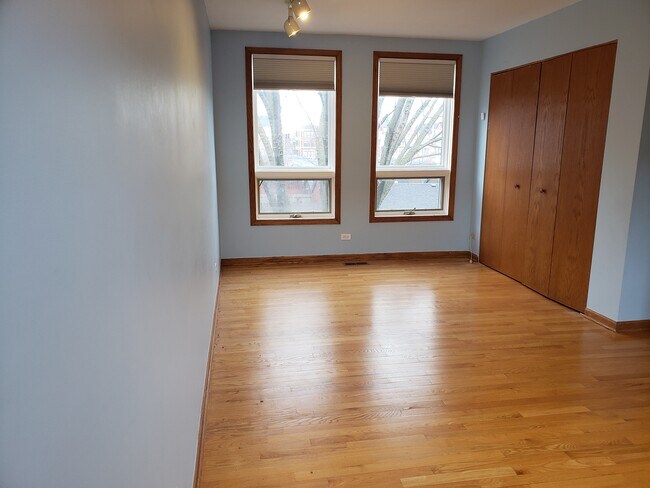Building Photo - 906 E 54th St