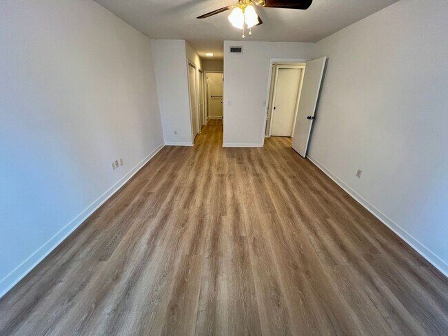 Building Photo - Spacious Forest Acres Condo!