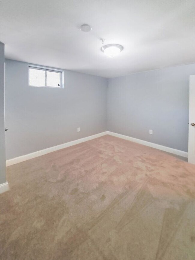 Building Photo - Amazing 4 Bedroom, 4 Bath SFH Corner Lot, ...