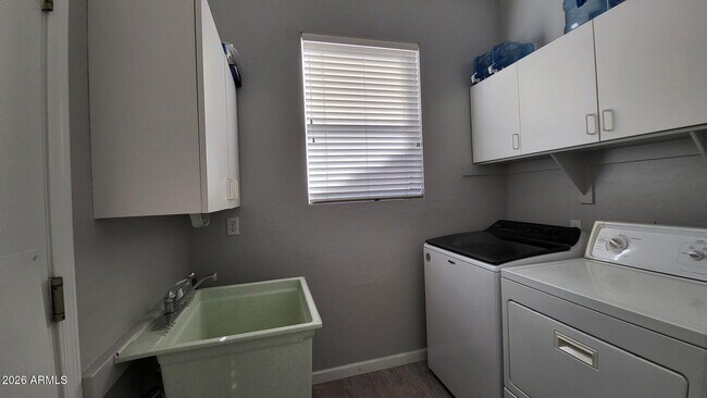 Building Photo - 453 W Larona Ln