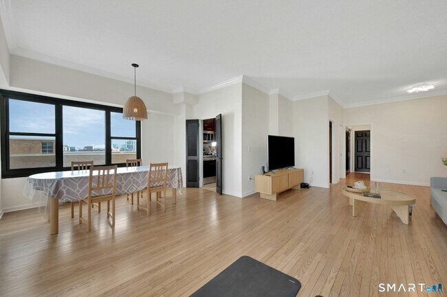 Building Photo - 44 Strawberry Hill Ave