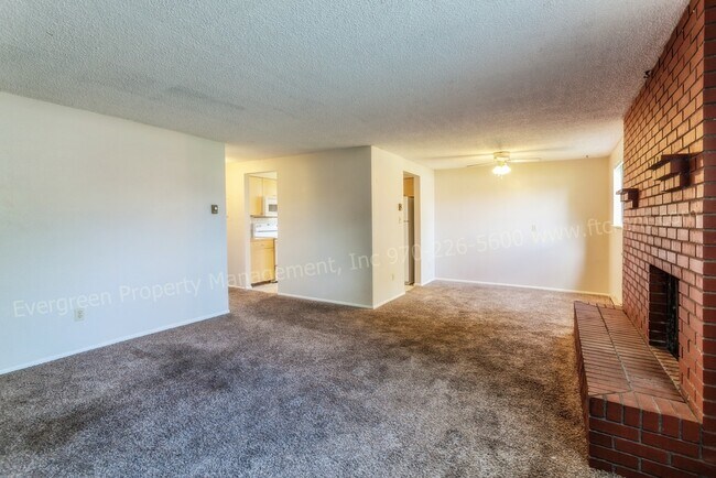 Building Photo - 915/917 Camelot Court