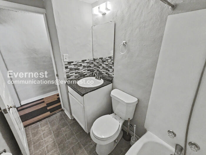 Building Photo - 1924 Blackford St