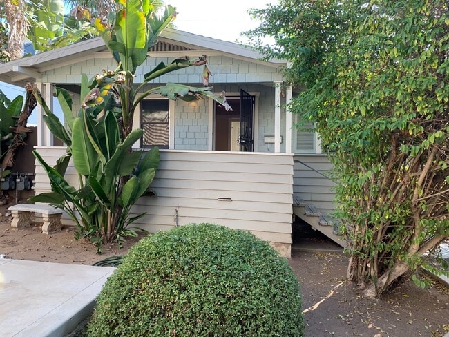 Building Photo - Adorable 2 Bedroom Cottage with Fenced yard, Washer+Dryer, Dishwasher, Reserved Parking!