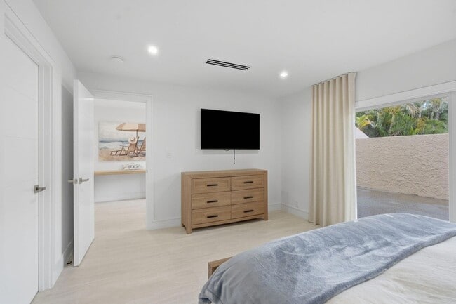 Building Photo - 1173 Hillsboro Mile Unit 22