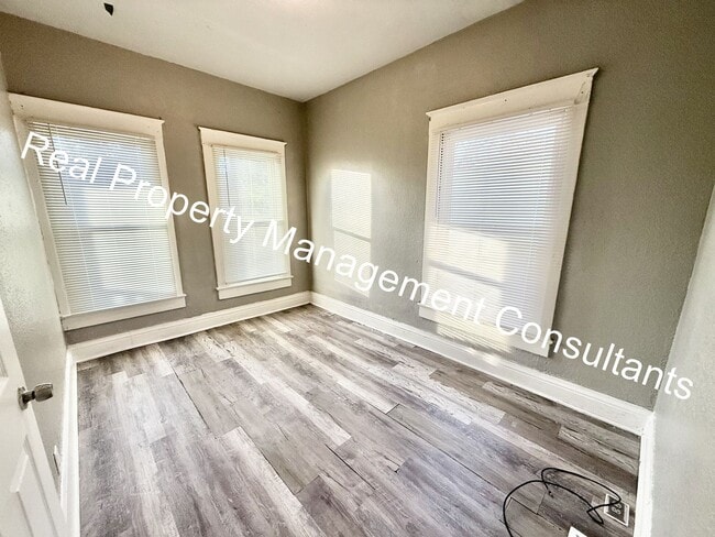 Building Photo - Renovated 2 Bedroom with Deposit Free Living via Obligo