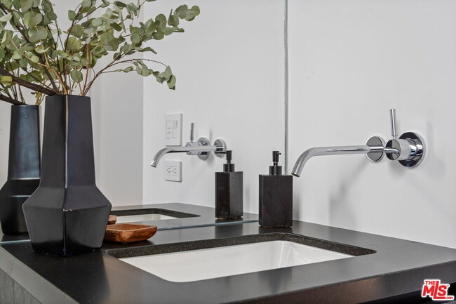 Building Photo - 8890 Rosewood Ave