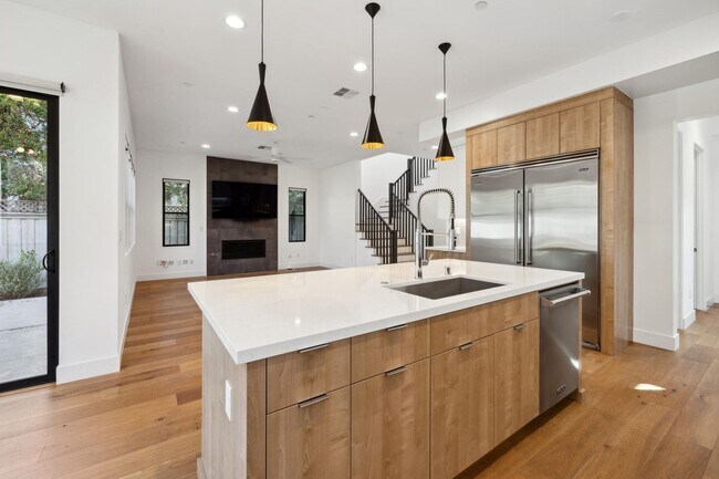 Building Photo - Luxurious Modern Single Family Home in West Menlo Park Available Now!