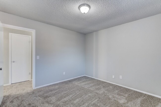 Building Photo - 3 bed 1.5 bath duplex in Midwest City