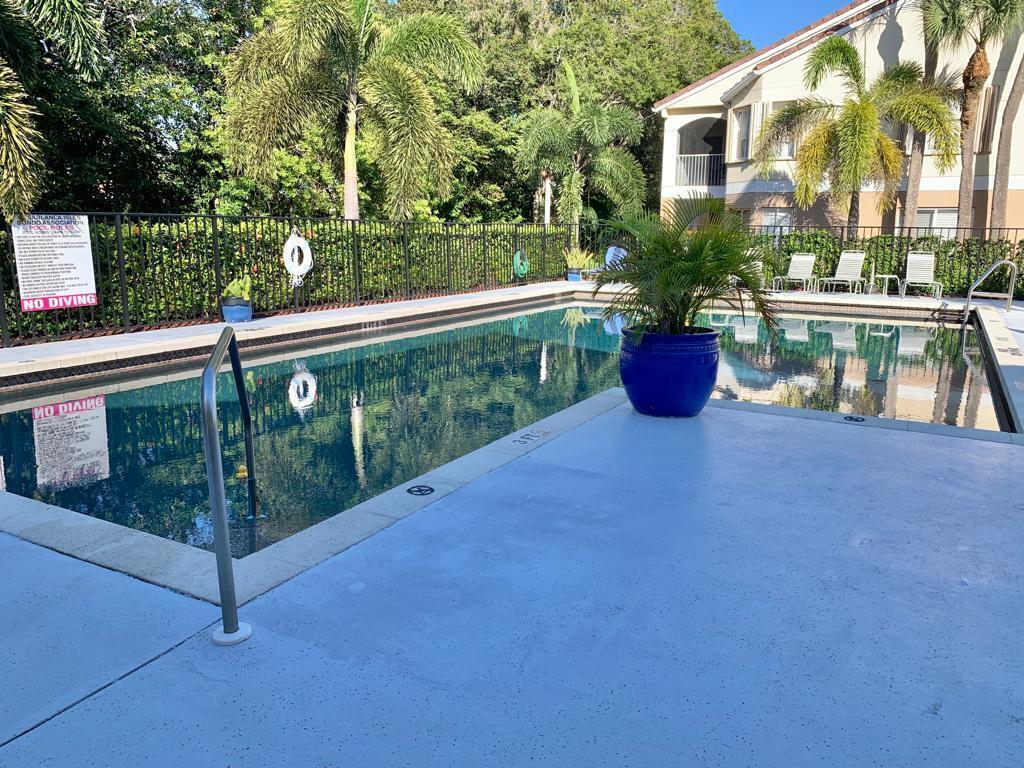 Building Photo - 815 W Boynton Beach Blvd