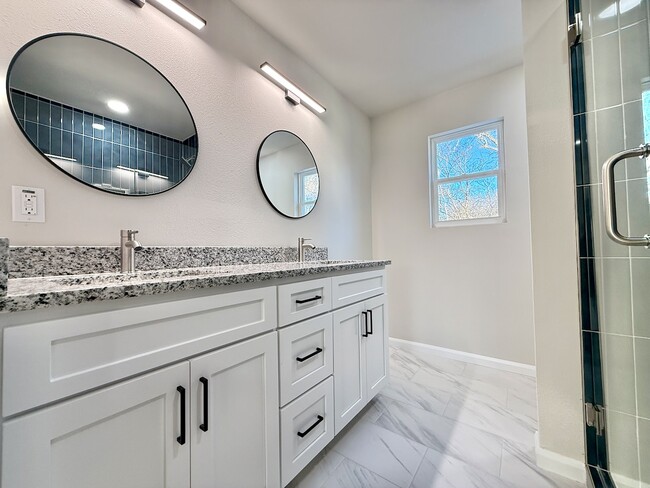 Building Photo - 2009 W Easton Ct