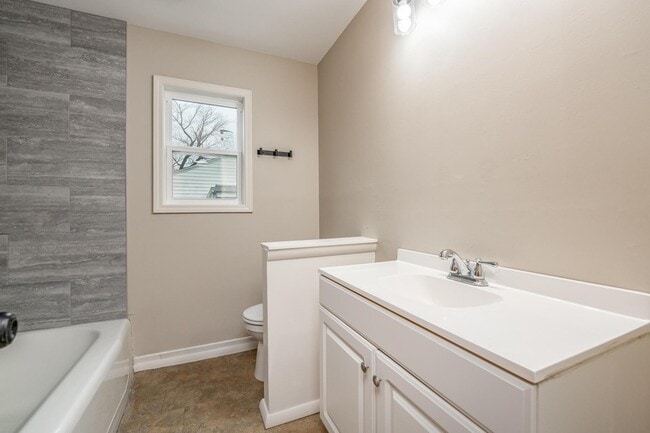 Building Photo - 1520 N Yale Blvd