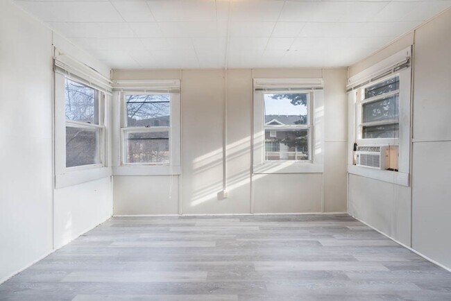 Interior Photo - 2610 College St