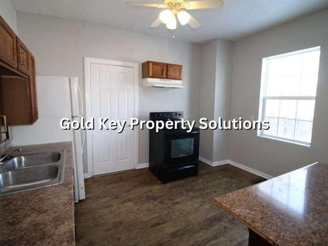 Building Photo - 816 W 11th St