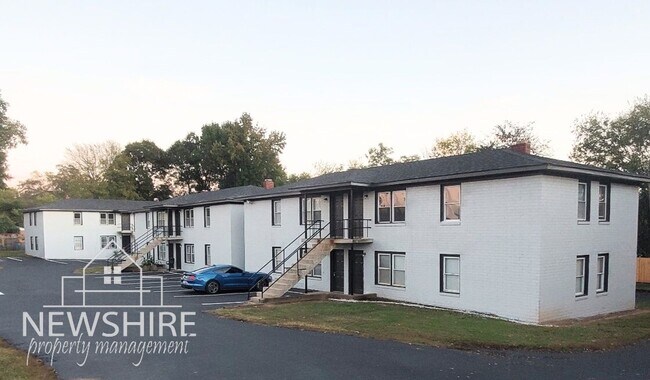 Building Photo - Townhome! Hampton Avenue Apartments — Comfortable Greenville Living Close to Everything
