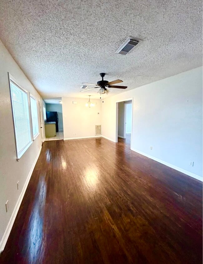 Building Photo - 2305 Kingsdale Dr