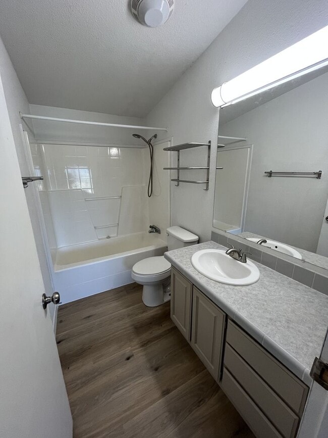 Building Photo - Beautiful Home in Fairview