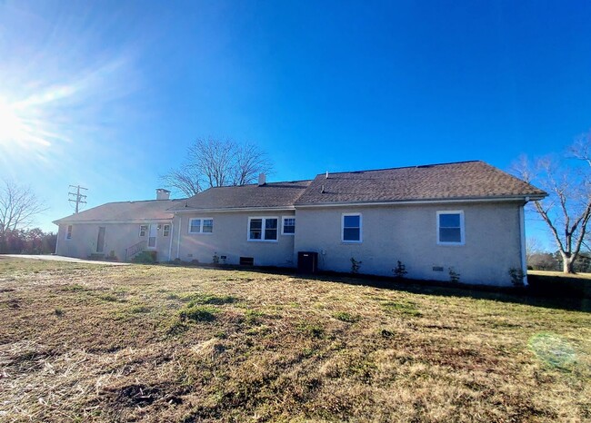 Building Photo - Farmhouse