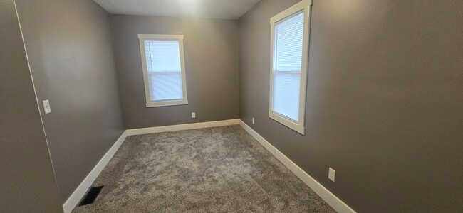 Building Photo - 1590 W. Waggoner-- 2 bed, 1 bath