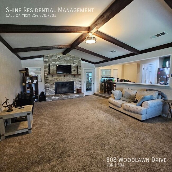 Building Photo - 808 E Woodlawn Dr