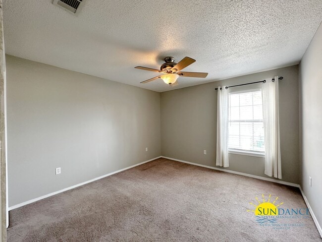 Building Photo - Spacious 3-Bedroom Home in FWB in between Eglin & Hurlburt Bases!