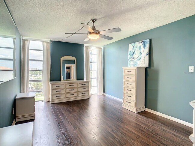 Building Photo - 7400 Sun Island Dr S