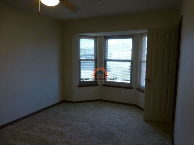 Building Photo - Spacious 4 bedroom 2 bath brick home