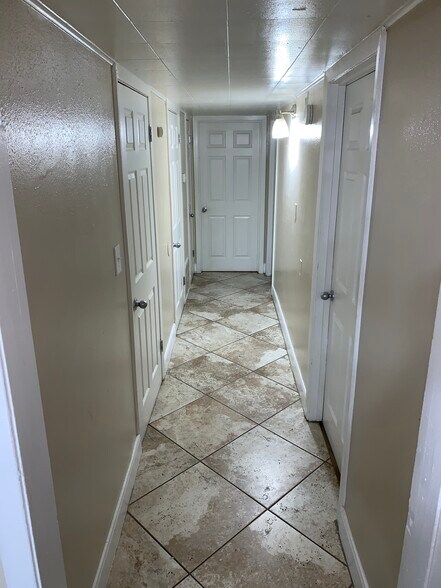 Building Photo - 706 E Polk Ave