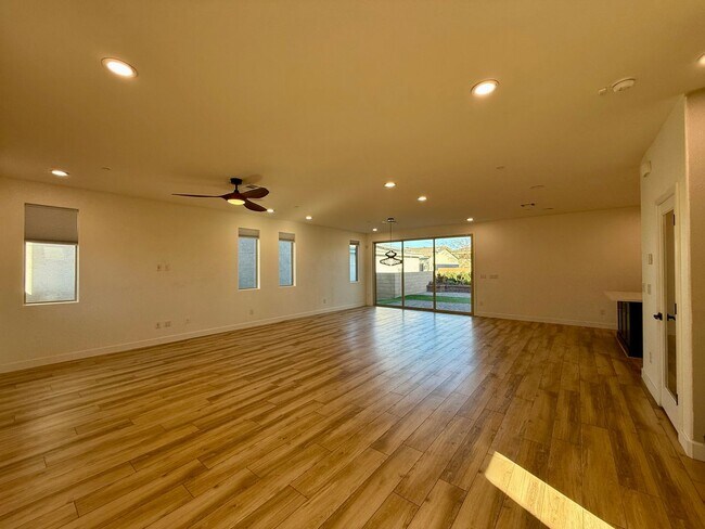 Building Photo - 3/BD 2.5/BA Contemporary Comfort in a Prime Location!