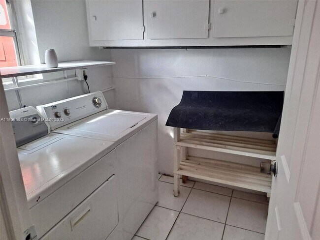 Building Photo - 3708 SW 58th Ave