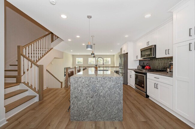 Building Photo - The Enclave At Gambrill View