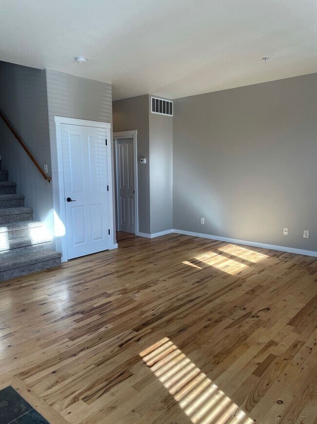 Building Photo - Gorgeous End-Unit Townhome Backing to Open Space!