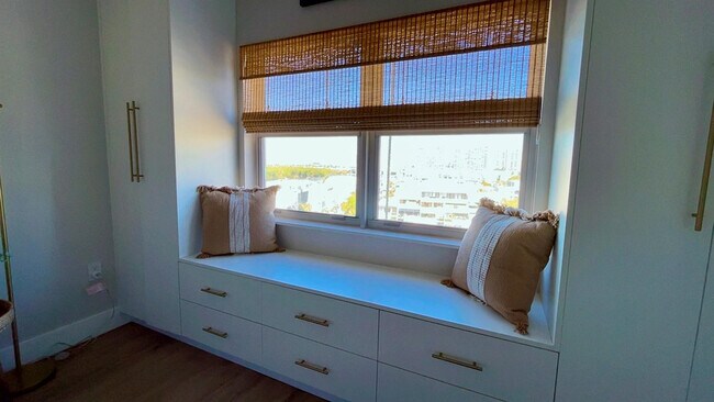 Building Photo - 400 Kings Point Dr