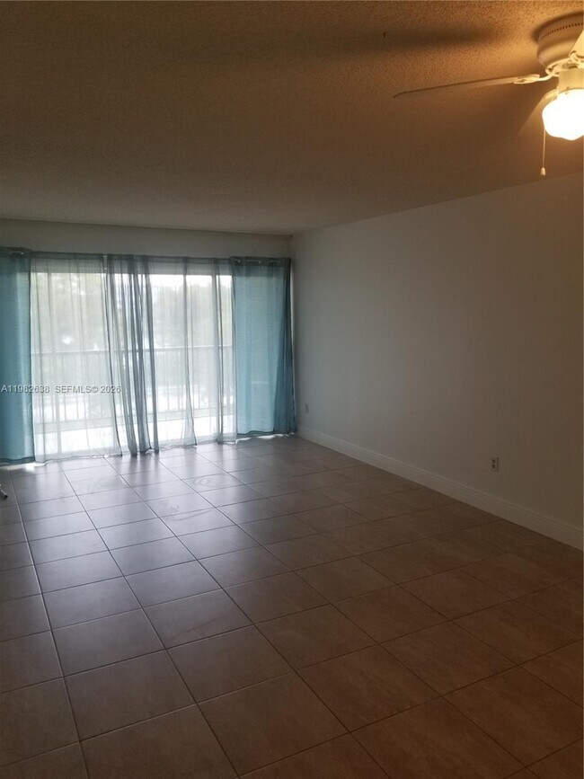 Building Photo - 9150 Fontainebleau Blvd