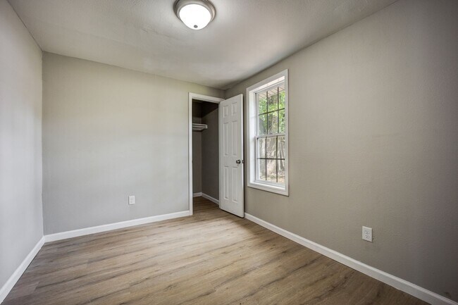 Building Photo - Freshly Updated 3 Bedroom House