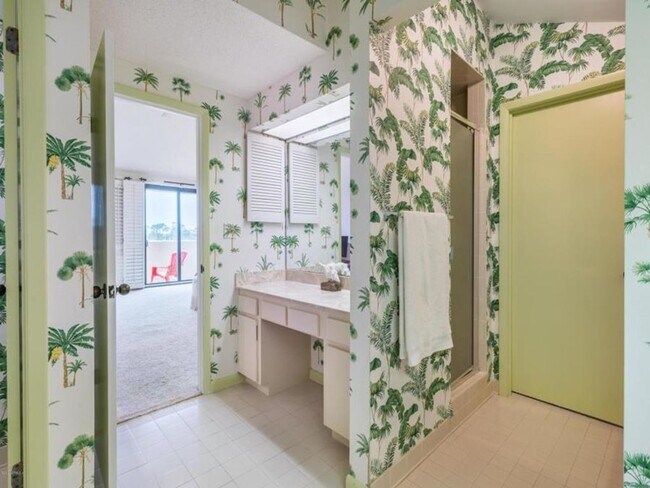 Building Photo - Beautiful Spinnakers Reach Condo