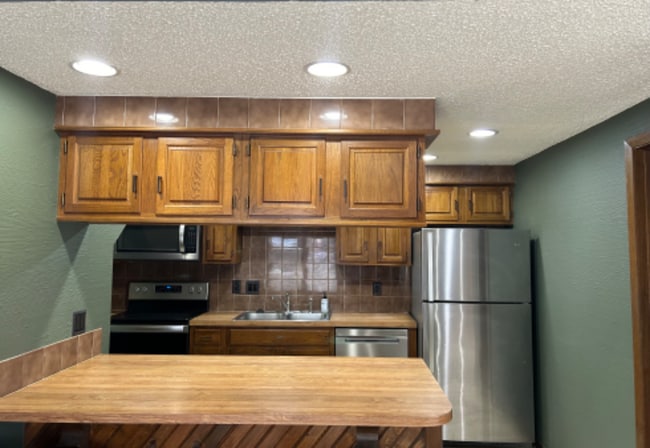 Building Photo - 2421 S Yellowstone St