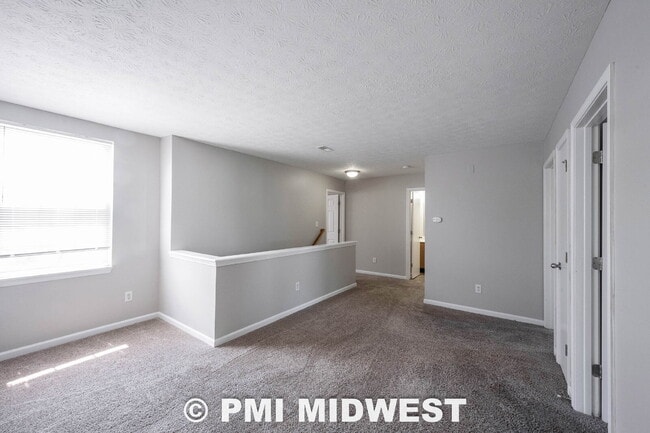 Building Photo - Great 3 Bedroom 2.5 Bathroom Home on the upper east side of Indy!