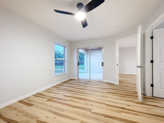 Building Photo - Remodeled Townhouse - Granite Counters, Fe...