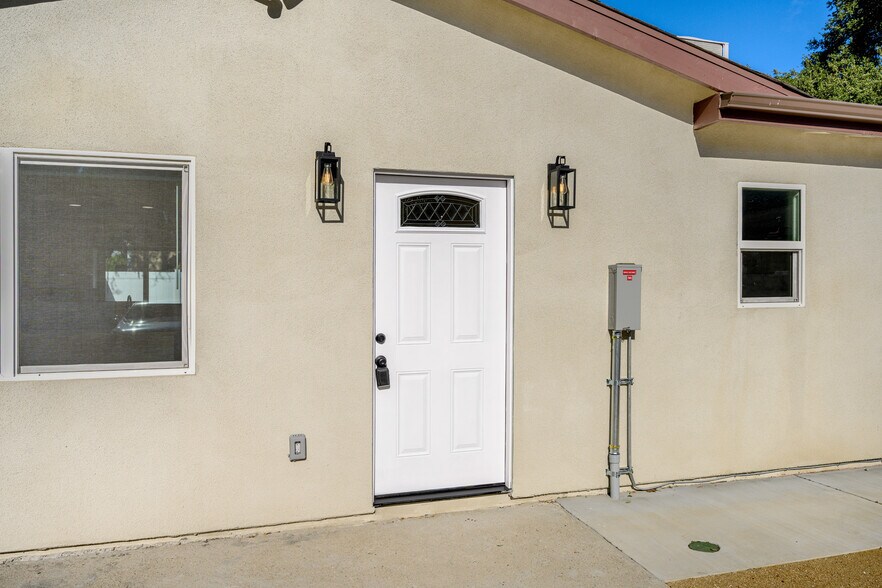 Building Photo - 7649 Thousand Oaks Dr