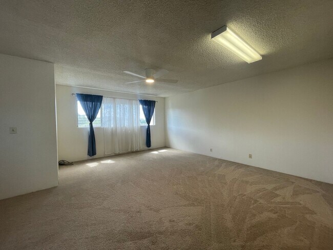 Building Photo - Desirable Newtown Home