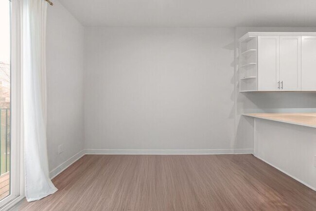 Building Photo - Stunning 3-Bedroom Townhouse in the Heart of South End!