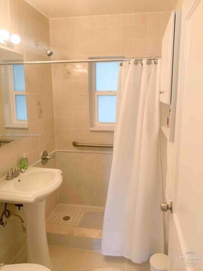 Building Photo - 2724 SW 34th Ct